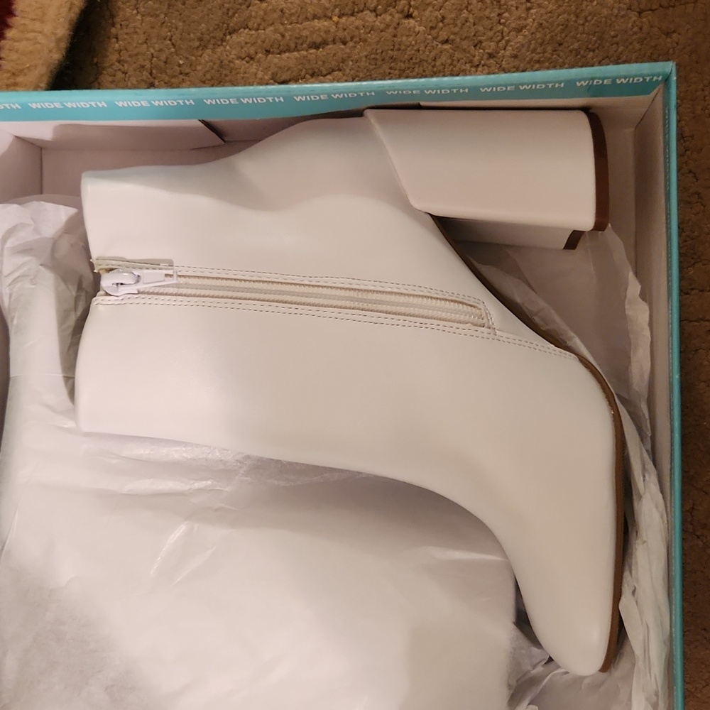 Disco boots 4 inch heel size 6W pure white